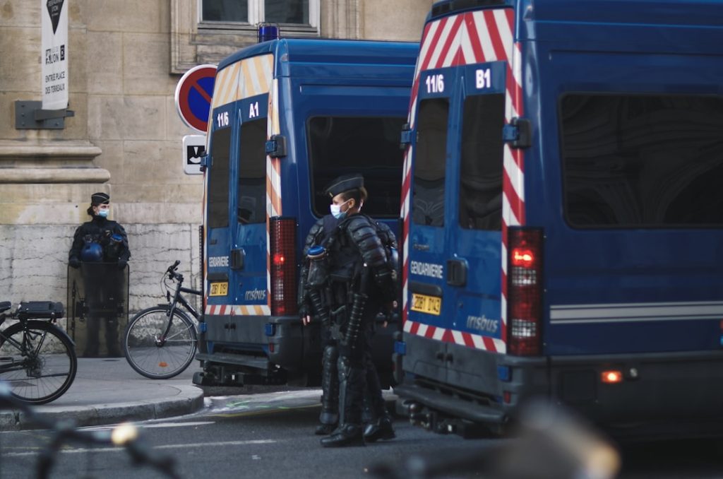 découvrez la loi macron, une réforme majeure du droit du travail en france, visant à assouplir le marché du travail, encourager l'emploi et favoriser la croissance. informez-vous sur ses principales mesures et impacts.