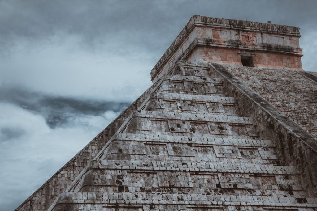 découvrez l'univers fascinant des mayas, une civilisations ancienne riche en culture, en histoire et en réalisations architecturales. plongez dans leurs traditions, leur art et leur connaissance des astres pour mieux comprendre cette société emblématique de l'amérique précolombienne.
