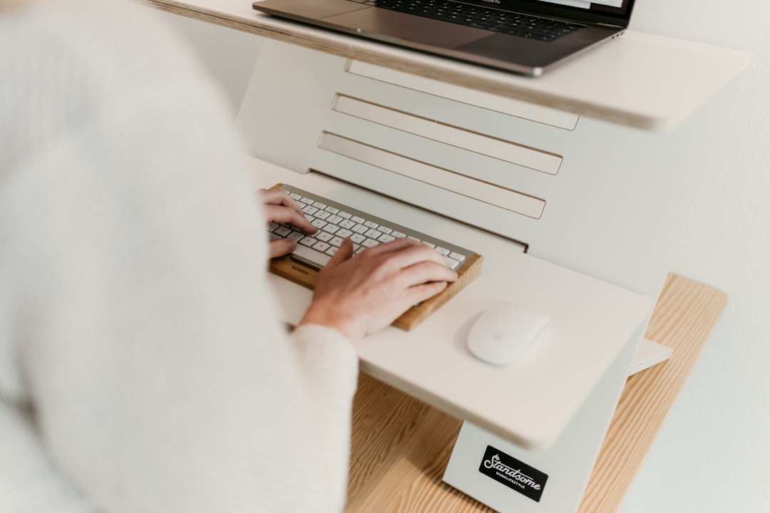 découvrez tout ce que vous devez savoir sur les taux ajustables : définition, fonctionnement, avantages et inconvénients, pour prendre des décisions éclairées sur vos prêts et investissements.