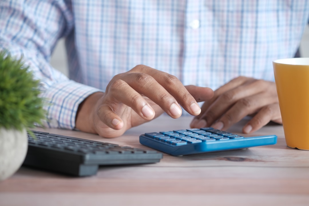 calculez facilement le montant de votre assurance emprunteur grâce à notre calculateur intuitif. obtenez des estimations précises et des conseils personnalisés pour choisir la meilleure couverture en fonction de vos besoins.