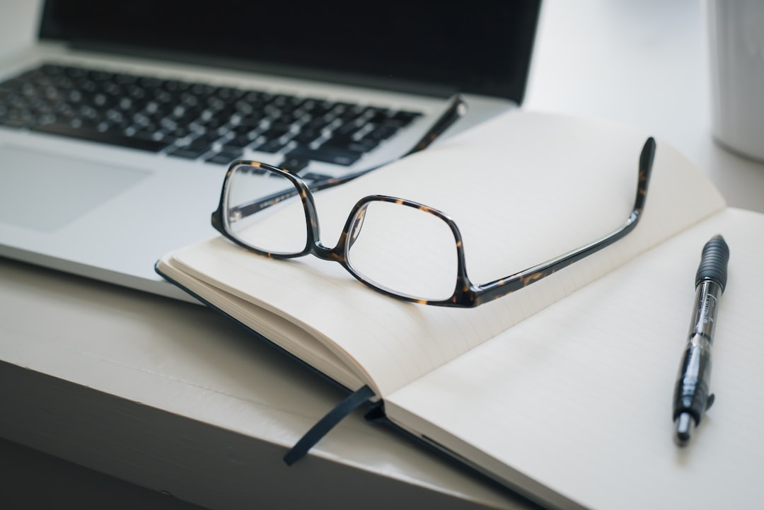 découvrez la loi hamon, un cadre juridique révolutionnaire qui protège les consommateurs français en renforçant leurs droits, notamment en matière de consommation et de garantie. informez-vous sur ses implications et comment elle impacte vos achats au quotidien.