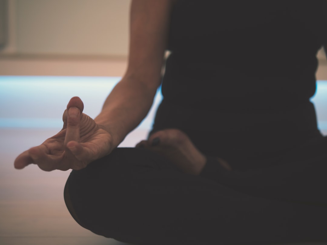 découvrez l'art de la méditation pour apaiser votre esprit et améliorer votre bien-être. explorez des techniques simples et efficaces pour relaxer votre corps, développer votre concentration et trouver la paix intérieure. rejoignez-nous dans ce voyage vers une vie plus sereine.