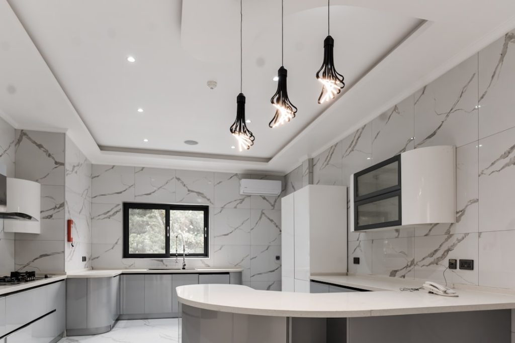 découvrez nos logements meublés, idéaux pour un séjour confortable et pratique dans un cadre agréable. que ce soit pour un court ou long terme, nos appartements entièrement équipés vous offrent toutes les commodités nécessaires pour vous sentir chez vous. réservez dès maintenant votre hébergement meublé et profitez d'un espace de vie agréable, alliant confort et style.