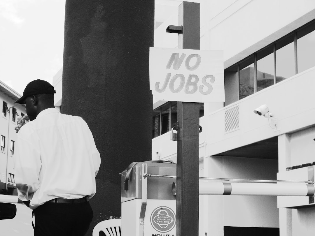 découvrez tout ce qu'il faut savoir sur la responsabilité des employeurs : législations, obligations légales et meilleures pratiques pour protéger votre entreprise et vos employés.