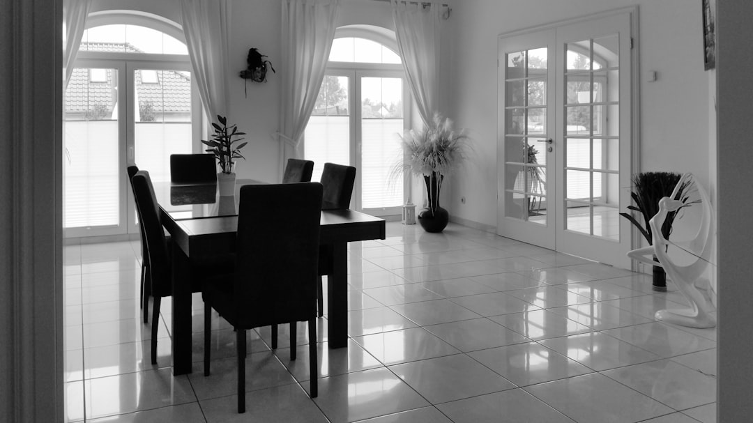 découvrez comment optimiser la négociation de votre assurance habitation pour obtenir les meilleures conditions et tarifs. conseils pratiques et stratégies efficaces pour faire valoir vos droits et protéger votre foyer.