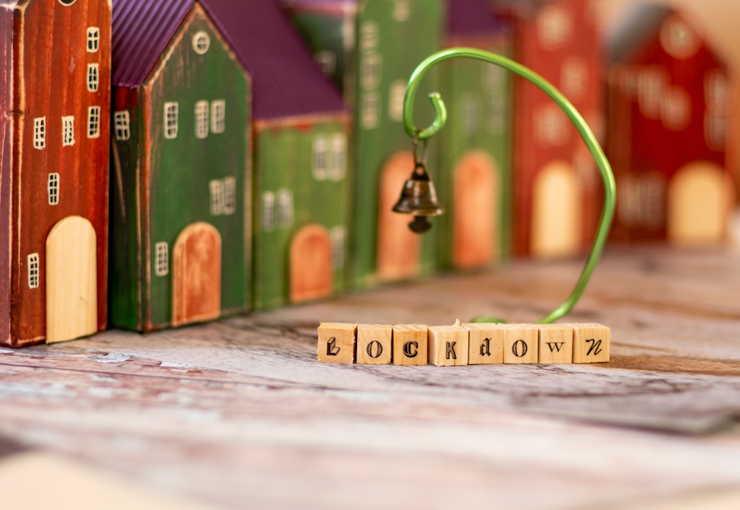 découvrez tout ce qu'il faut savoir sur les taux d'assurance hypothécaire : comparez les options, comprenez leur impact sur votre prêt et trouvez la meilleure solution pour protéger votre investissement immobilier.